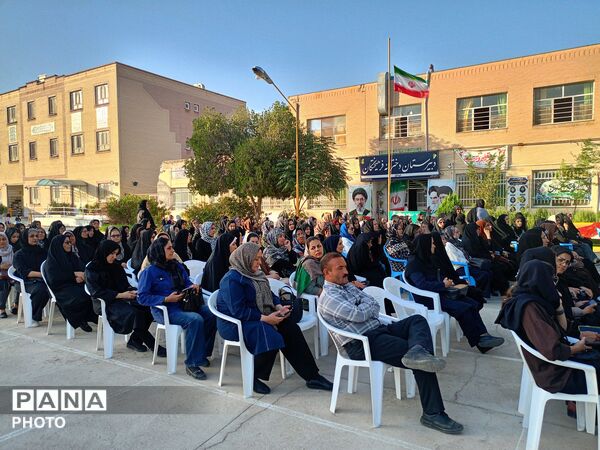 جلسه انجمن اولیا در دبیرستان دخترانه فرهیختگان