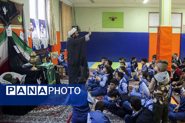 ادای احترام کودکان استثنایی قم به پرچم حرم نورانی حضرت معصومه(س)
