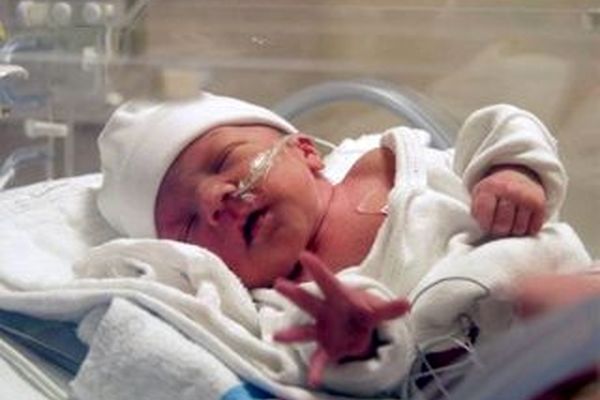 نجات نوزاد ۴۰ روزه توسط اپراتور هلال‌احمر