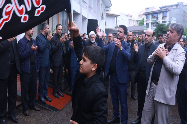 نمایش قدرشناسی فرهنگیان گیلان در مراسم سوگواری شهدای خدمت در مسجد قدس رشت