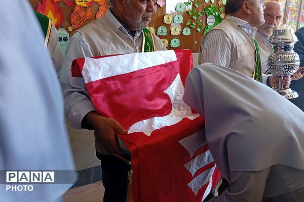 میزبانی دانش‌ آموزان دبستان دخترانه نرجس از پرچم متبرک حرم امام حسین (ع)