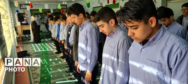 طنین «لبیک یا الله» در جشن تکلیف دبیرستان شاهد سالار شهیدان