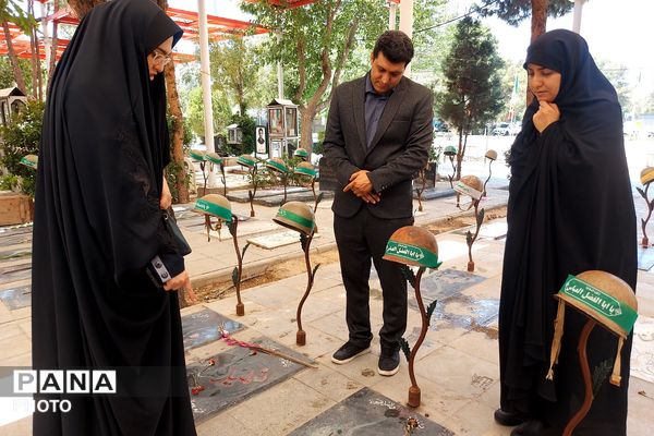 تجدید عهد با امام راحل و شهدا