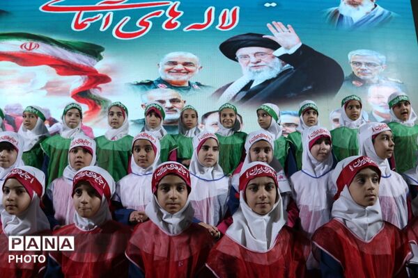 لاله‌های آسمانی در دبستان دخترانه حسین فاطمه یزد شکوفا شدند