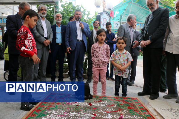 عطرافشانی مزار شهدای فرهنگی استان قم