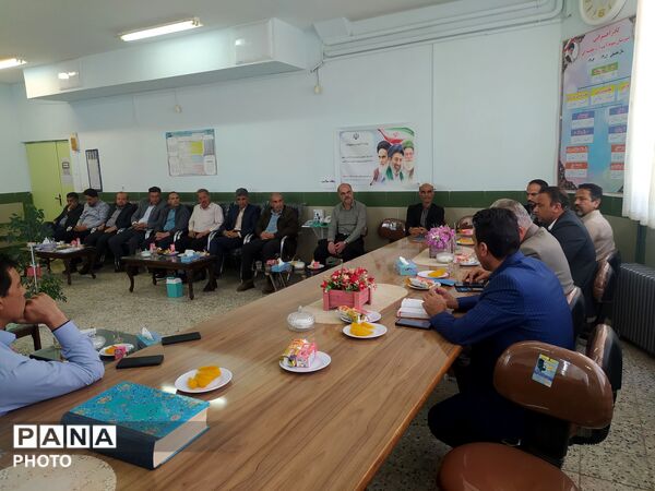 جلسه شورای دبیران دبیرستان نمونه آیت‌الله خامنه‌ای