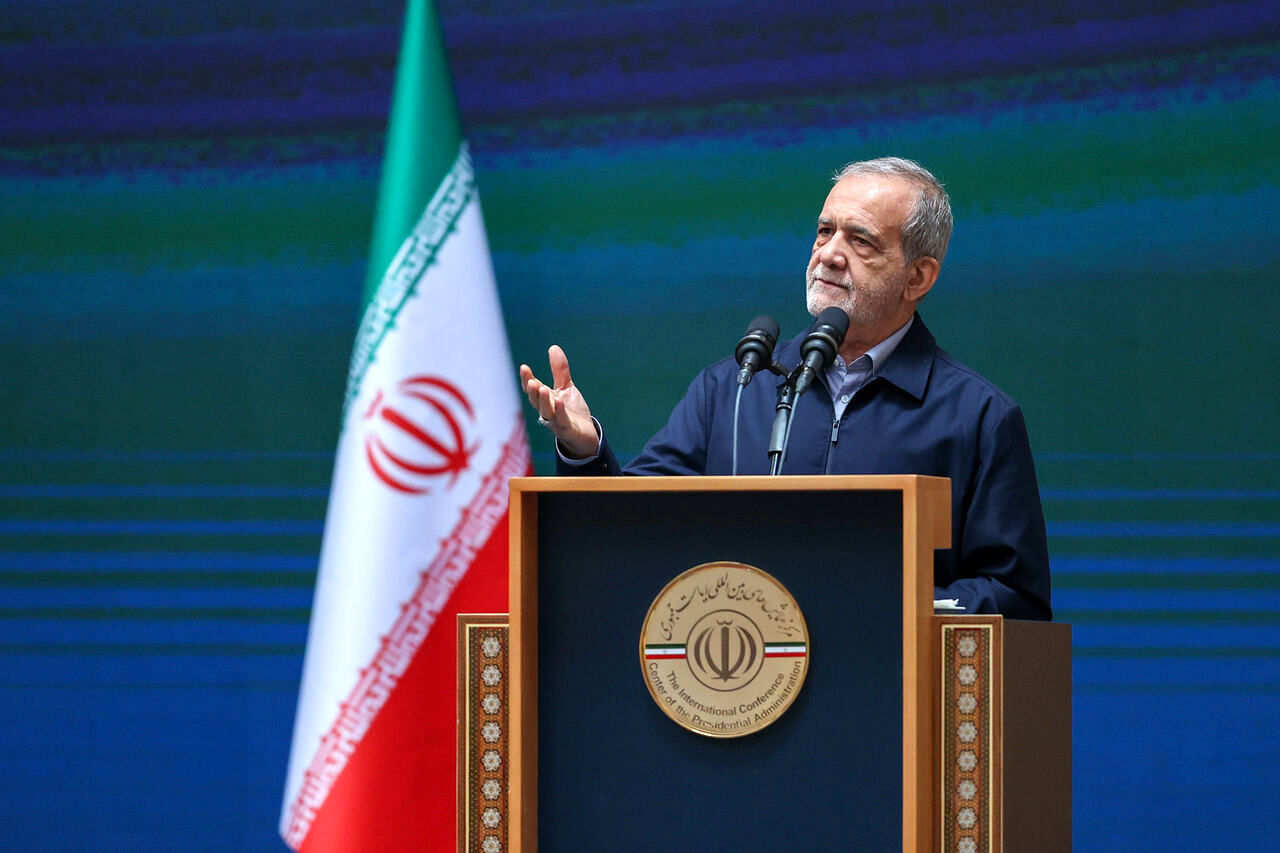 هر مسئله‌ای که به مثابه تحریم داخلی برای فعالان اقتصادی مزاحمت ایجاد کرده را رفع می‌کنیم