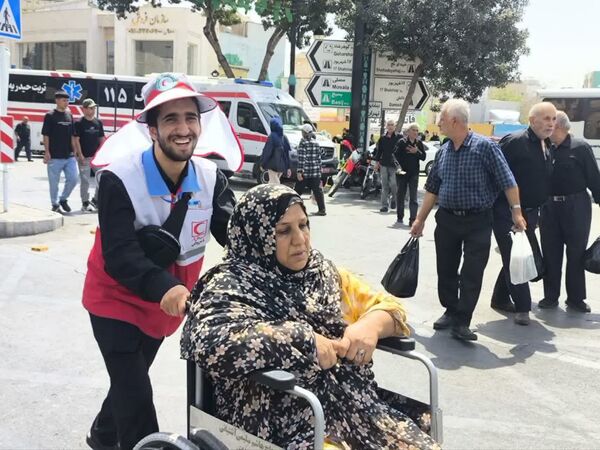 خدمت جوانان هلال‌احمر همدان به زائران رضوی در طرح ملی «قدم به قدم در مسیر بهشت»