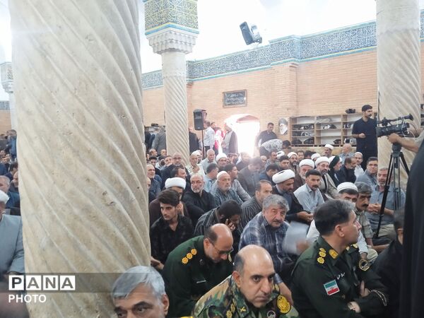 مراسم گرامیداشت رهبر شهید در مسجد جامع سنندج