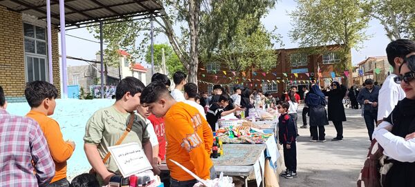 برپایی بازارچه کار و فناوری در دبیرستان شهید بهشتی آشخانه