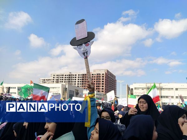  راهپیمایی  روز دانش آموز در مشهد با قلب هایی از جنس عزای حضرت فاطمه (س)