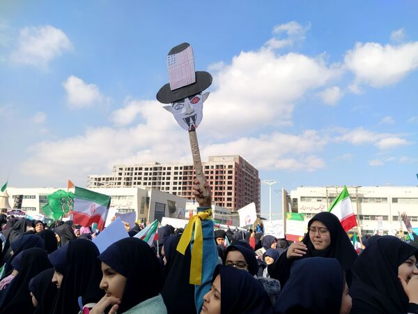  راهپیمایی  روز دانش آموز در مشهد با قلب هایی از جنس عزای حضرت فاطمه (س)