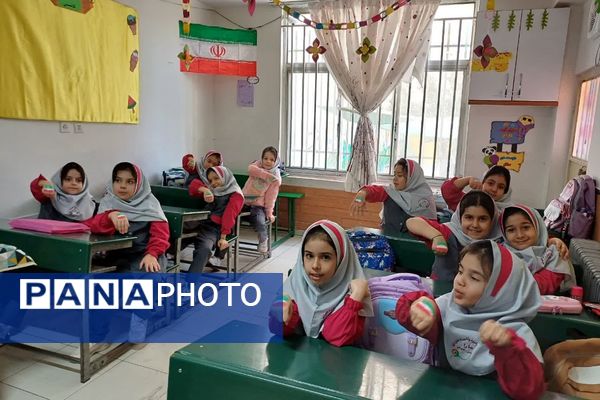 پویش پرچم همزمان با آغاز سال تحصیلی در دبستان سارا