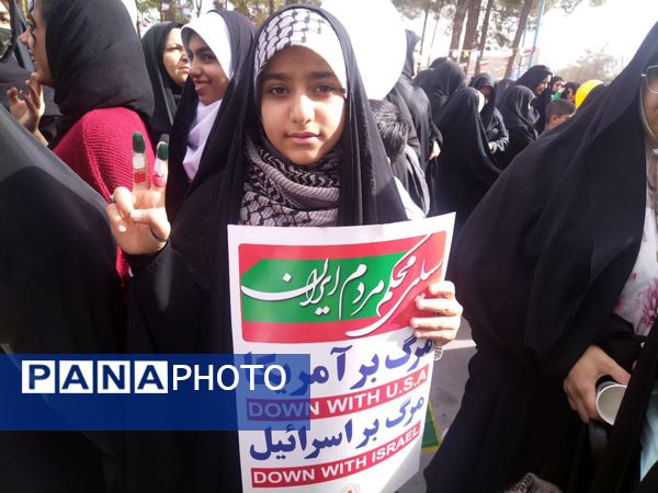 حضور پرشور دانش آموزان ابرکوه در راهپیمایی ۲۲ بهمن