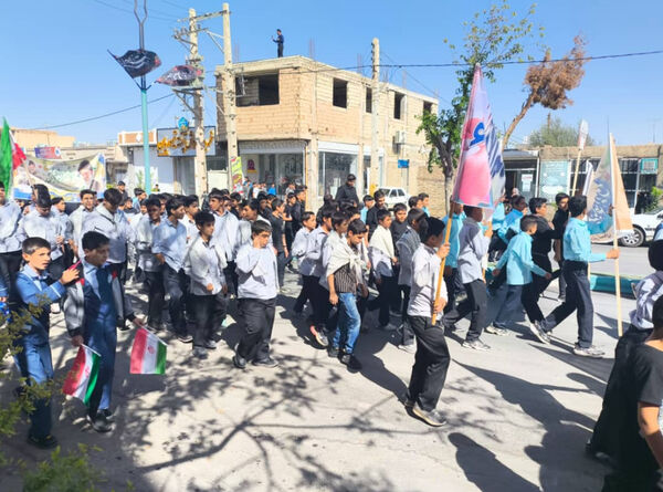 حضور پرشور دانش‌آموزان مدارس خاتم در راهپیمایی ۱۳ آبان 