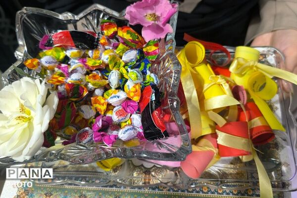 تجلیل روز مشاور و میلاد امام رضا(ع) با تقدیر از همکاران اداره آموزش و پرورش ناحیه یک شهرری