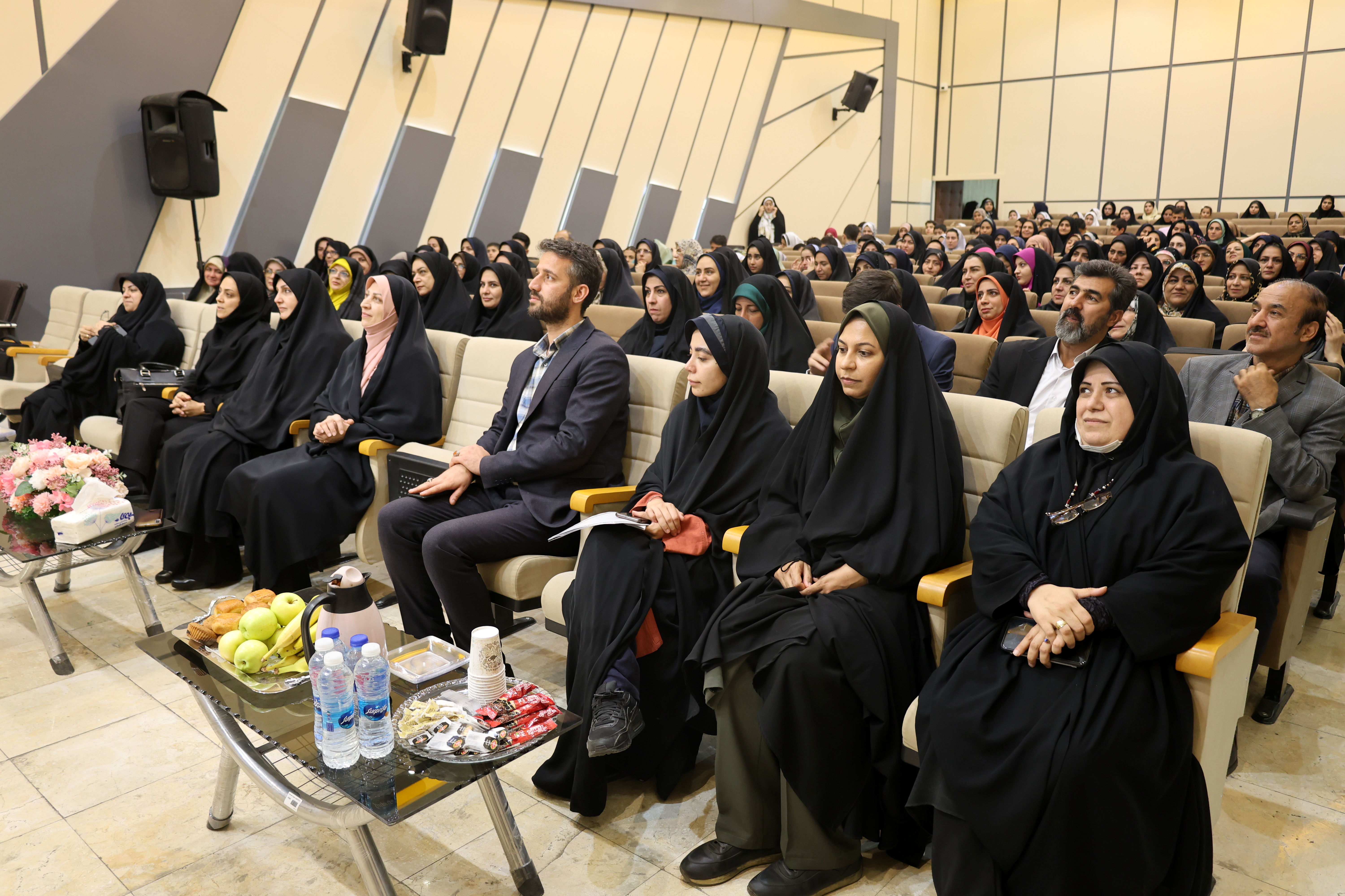 همکاری مدیران و معلمان ستون اصلی نظام تعلیم و تربیت است