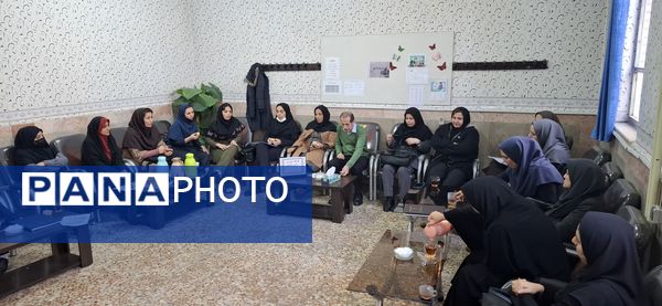 برگزاری کارگاه آموزشی بازی و یادگیری در جمع همکاران دبستان هیات امنایی ملاصدرا 