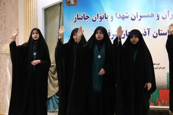 مراسم تجلیل از مادران، همسران شهدا و بانوان جانباز فرهنگی آذربایجان شرقی