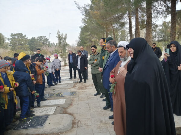غبارروبی مزار دانش‌آموز شهید «حیدر رضایی» در قم