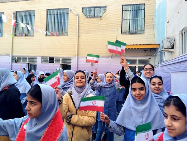 حال و هوای جشن ۲۲ بهمن در دبستان بهاردانش