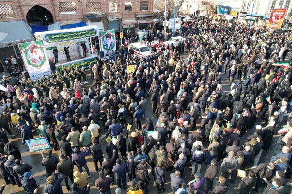 حضور گسترده کودکان و نوجوانان ارومیه‌ای در راهپیمایی ۲۲ بهمن