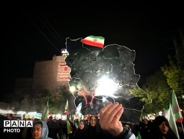 حضور پررنگ مردم در اجتماعات با تصاویر رهبری