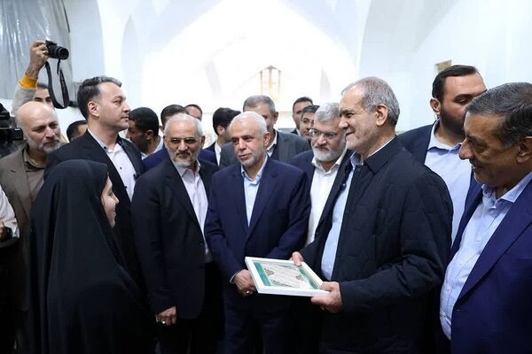 رئیس‌جمهور با خانواده شهدا در پیشوا دیدار کرد