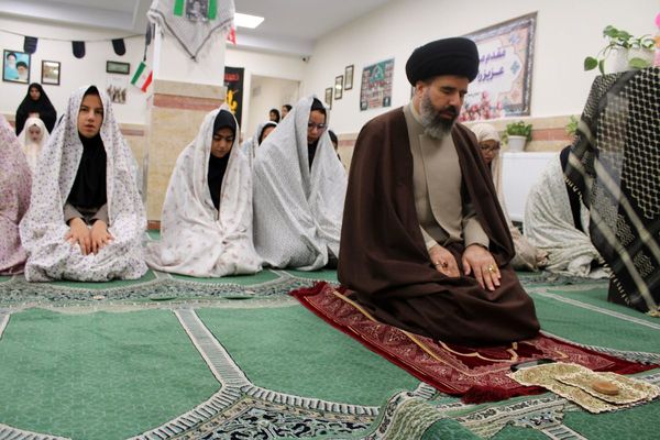 اقامه نماز جماعت در دبیرستان هجرانی پردیس به امامت امام جمعه شهرستان