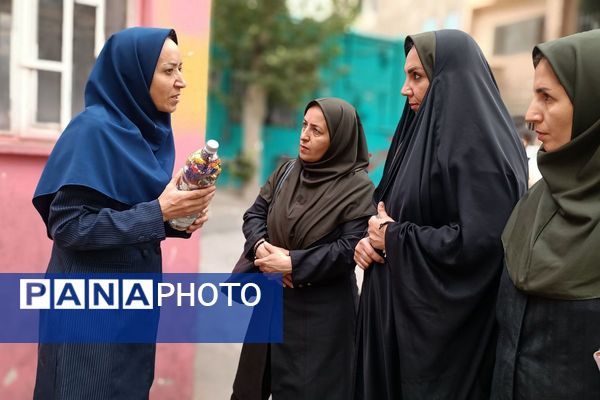 بازدید کارشناس مسئول سلامت و تندرستی آموزش و پرورش شهرستان قدس، از دبستان پروین، در جایگاه یک خانه محیط زیستی