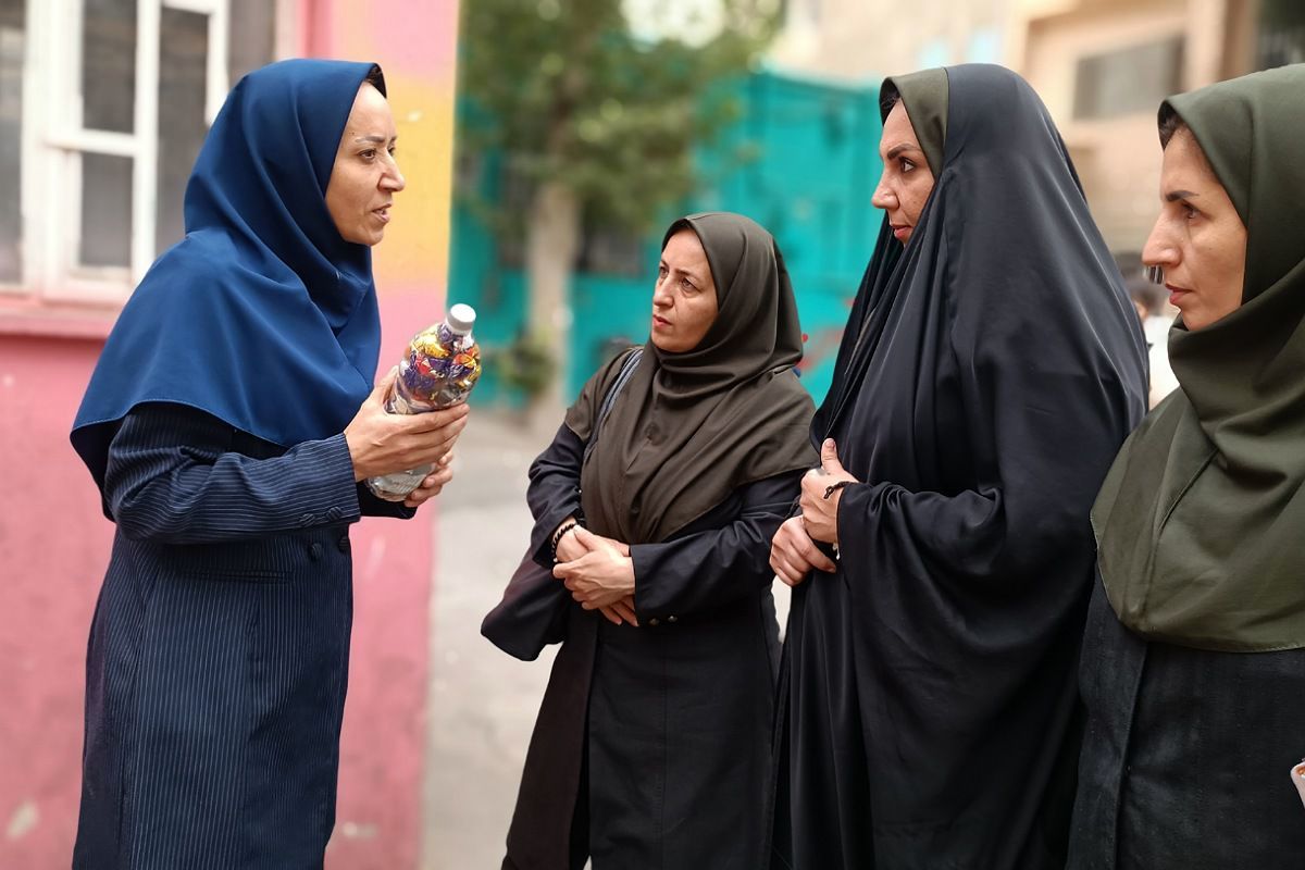 بازدید کارشناس مسئول سلامت و تندرستی آموزش و پرورش شهرستان قدس، از دبستان پروین، در جایگاه یک خانه محیط زیستی