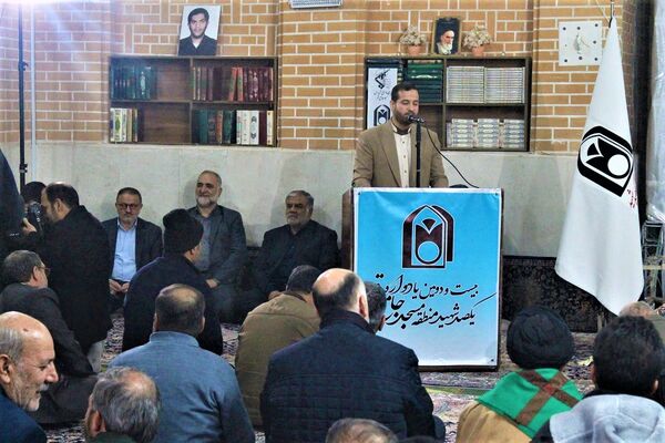 استقبال نوجوانان از غرفه‌های یادواره شهدای مسجد جامع قم