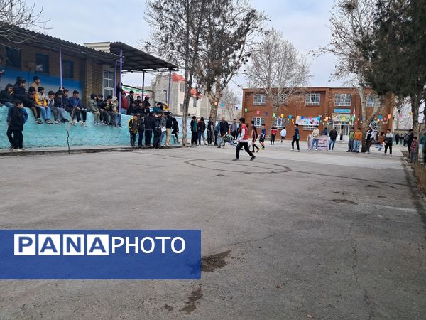 برگزاری مسابقه فوتبال گل کوچک درون مدرسه‌ای به‌مناسبت دهه فجر دبیرستان  پژوهش آشخانه 