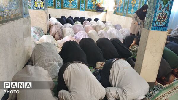 اقامه نخستین نماز جماعت سال تحصیلی جدید در دبیرستان فرهنگیان ناحیه ۴ اصفهان