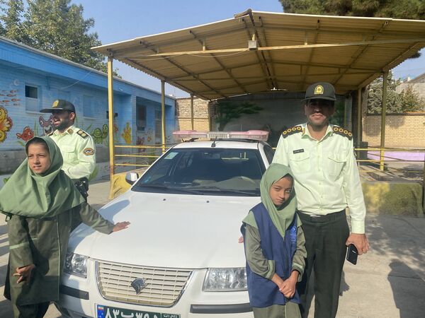 حضور سرهنگ اسماعیل اکبری رئیس کلانتری ۱۳ نیشابور در جمع دانش‌آموزان دبستان میلاد نیشابور 
