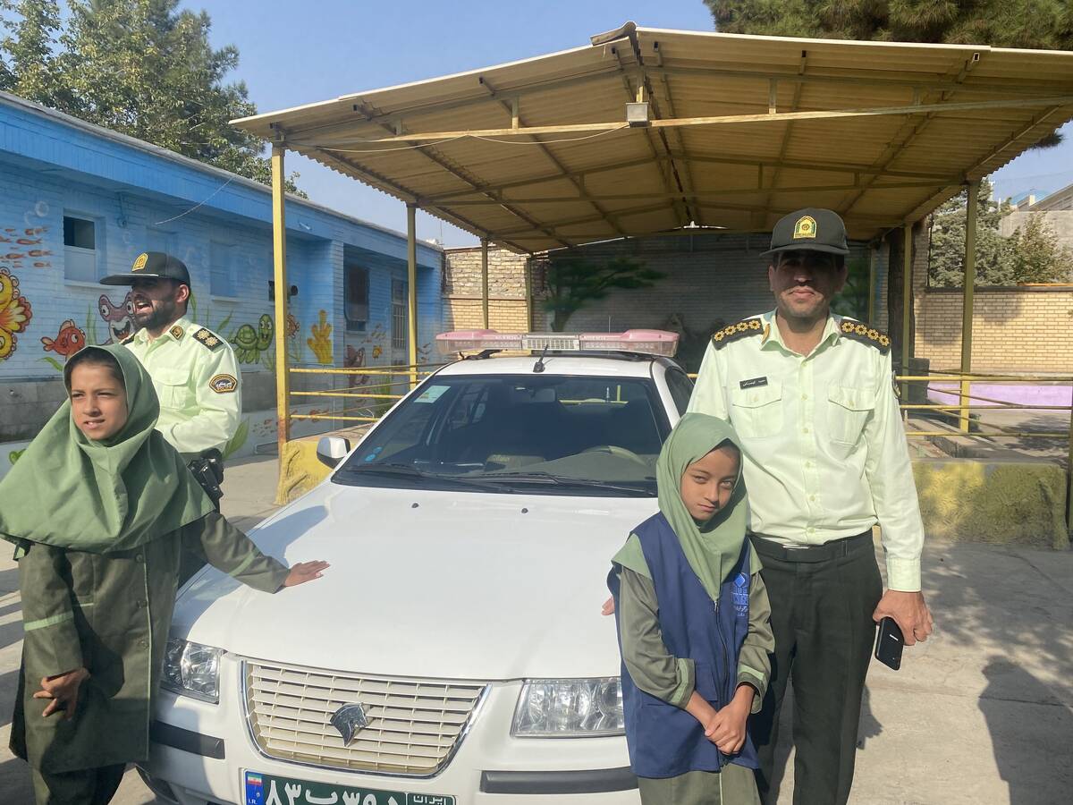 حضور سرهنگ اسماعیل اکبری رئیس کلانتری ۱۳ نیشابور در جمع دانش‌آموزان دبستان میلاد نیشابور 