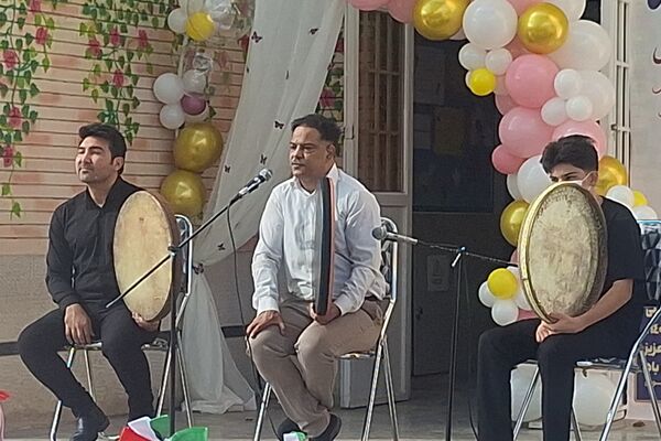 حضور مشاور وزیر آموزش و پرورش گرمابخش محفل شکوفه‌های شیراز