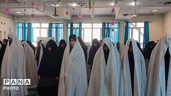 برپایی نماز جماعت با حضور پرشور دانش‌آموزان دبیرستان تیمسار فلاحی ناحیه 1 کرج 