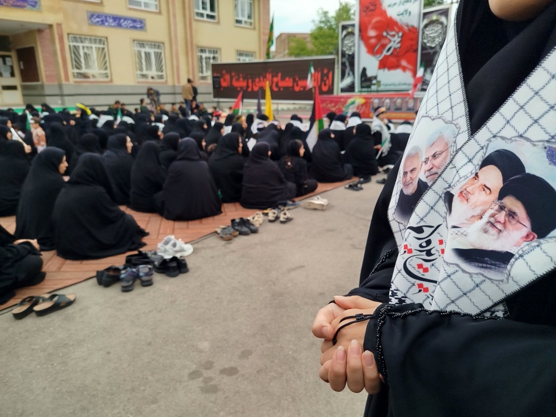 تجمع بزرگ زینبیون در دفاع از حریم ولایت