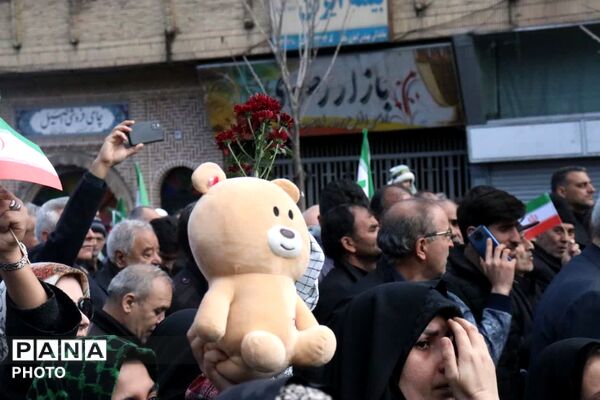  حلما با عروسک‌ها سوگ خانواده شهیدش را در آغوش کشید