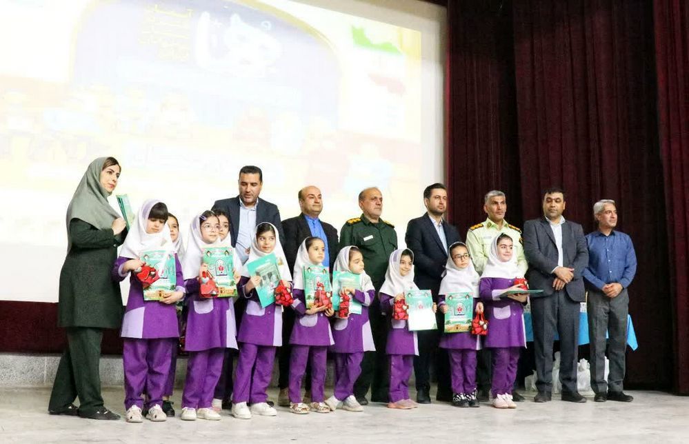 تجلیل از برگزیدگان دانش‌آموزی مسابقات فرهنگی و هنری جشنواره هما شهرستان دشتستان 