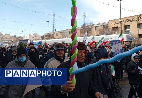 راهپیمایی ۲۲ بهمن در مشهد با حضور فرمانده واحدهای حوزه ۱۹ بسیج دانش‌آموزی منطقه تبادکان