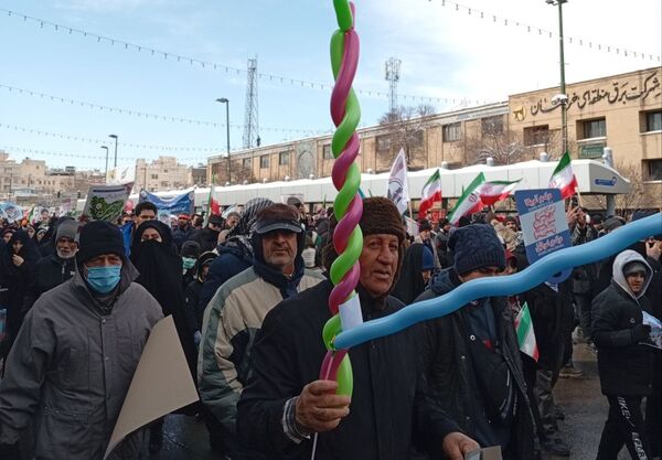 راهپیمایی ۲۲ بهمن در مشهد با حضور فرمانده واحدهای حوزه ۱۹ بسیج دانش‌آموزی منطقه تبادکان
