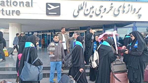 بدرقه دختران دانش آموز از ایستگاه پروازی مشهد به سوی سرزمین وحی
