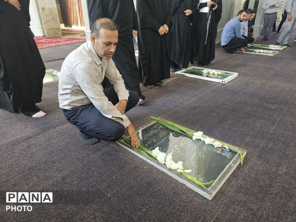 غبارروبی و عطرافشانی گلزار شهدا به مناسبت هفته دفاع مقدس