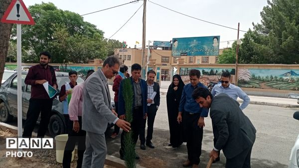 مسئولین اداره آموزش و پرورش کاشمر دو نهال بر زمین نهادند
