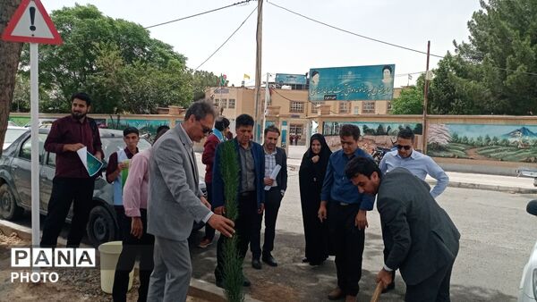 مسئولین اداره آموزش و پرورش کاشمر دو نهال بر زمین نهادند