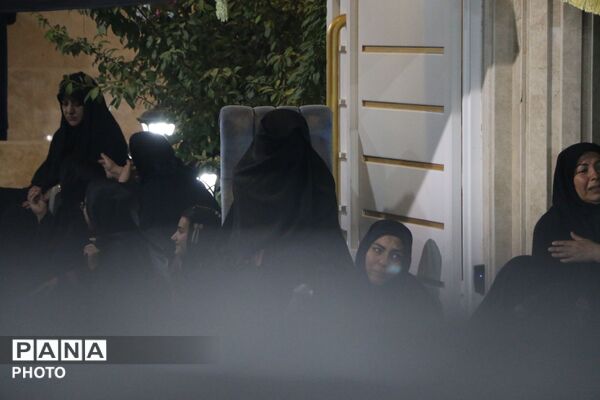 روضه‌خوانی کنار ریل قطار یزد؛ آیینی متفاوت در مسیر عبور شهروندان