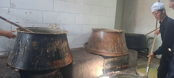 پخش نذری ظهر عاشورا در روستای حسن آباد بلهر 