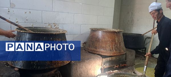 پخش نذری ظهر عاشورا در روستای حسن آباد بلهر 